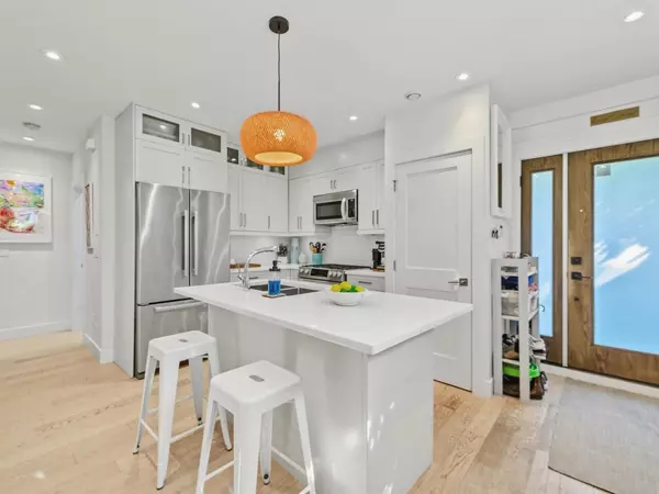 165 W 14th AVE, Vancouver, BC V5Y 1W8