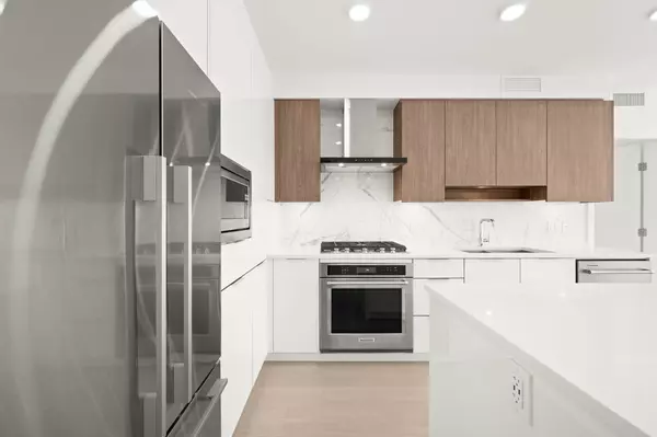 Burnaby, BC V3N 0J4,7683 Park CRES #1601