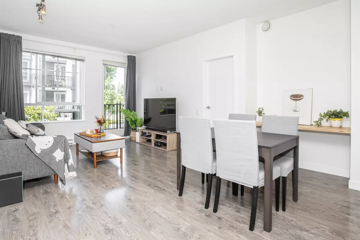 Coquitlam, BC V3J 0B5,553 Foster AVE #207