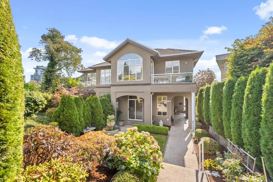 2362 Marine DR, West Vancouver, BC V7V 1K8
