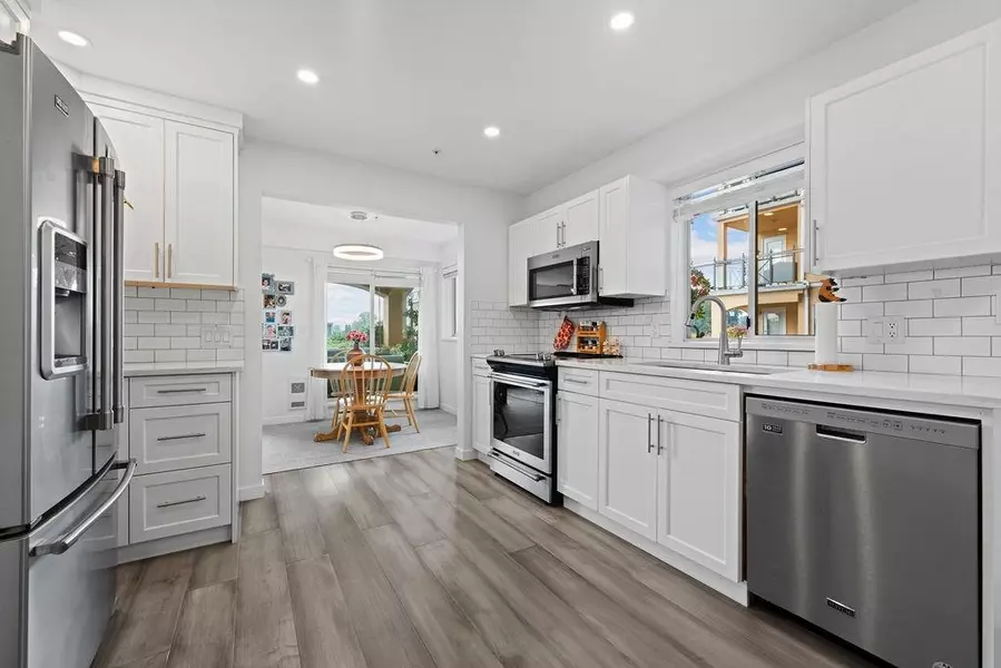 6 Renaissance SQ #111, New Westminster, BC V3M 6N8