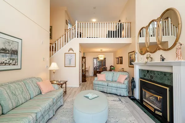 13911 70 AVE #316, Surrey, BC V3W 6B4