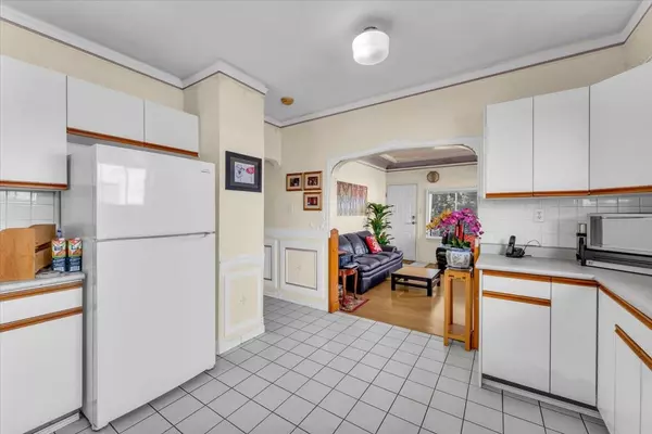 2168 Renfrew ST Vancouver, BC V5M 3J5