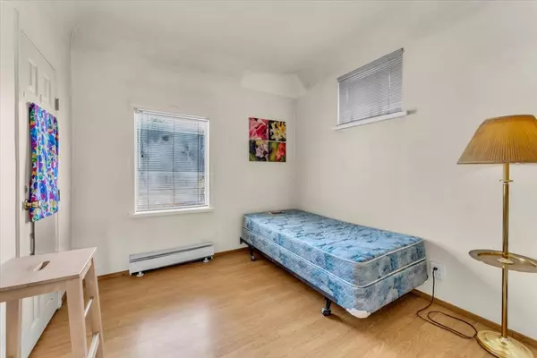 2168 Renfrew ST Vancouver, BC V5M 3J5