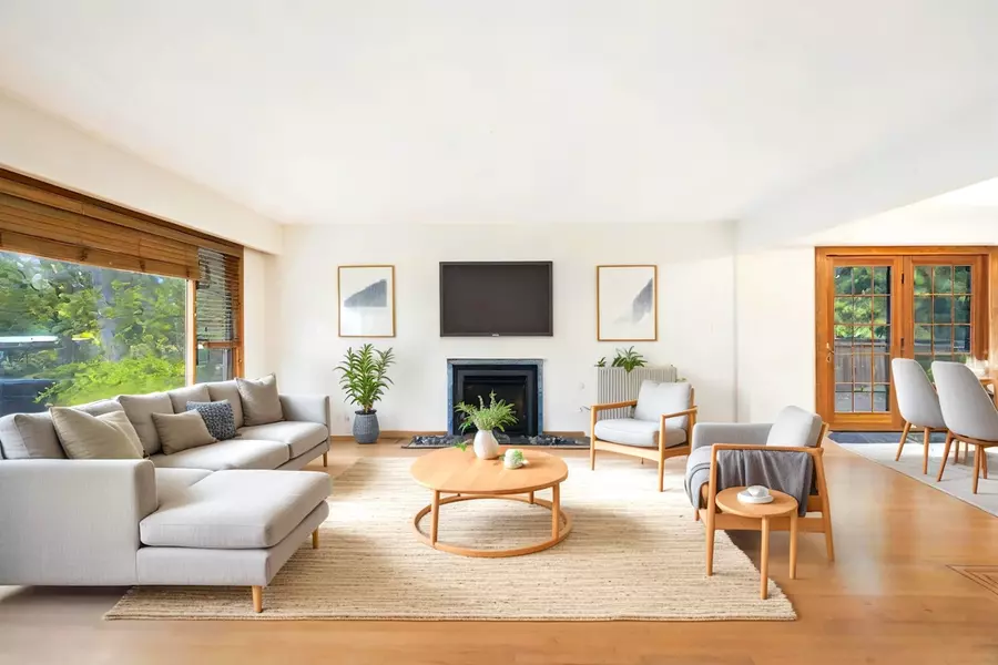 1561 Merlynn CRES, North Vancouver, BC V7J 2X9