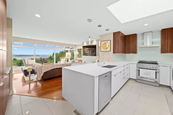 West Vancouver, BC V7S 2V8,4579 Woodgreen CT