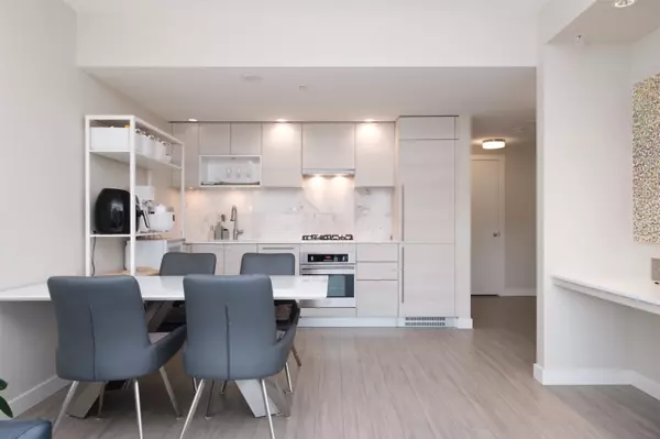 602 Como Lake AVE #306, Coquitlam, BC V3J 0G2