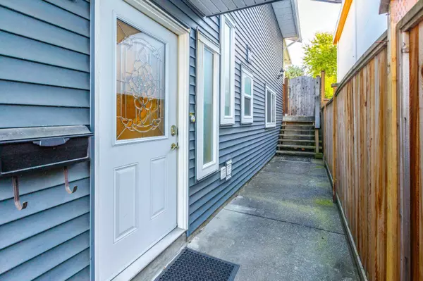 White Rock, BC V4B 4X2,832 Stevens ST