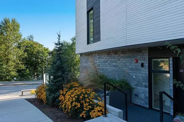 North Vancouver, BC V7M 1E3,650 E 2nd ST #201