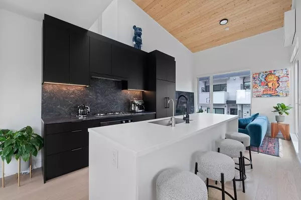 North Vancouver, BC V7M 1E3,650 E 2nd ST #201