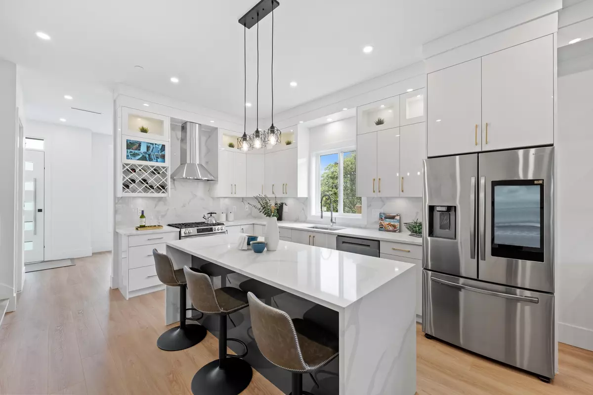 New Westminster, BC V3L 1X8,122 Eighth AVE #1