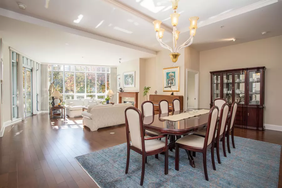 605 Clyde AVE #301, West Vancouver, BC V7T 1C7