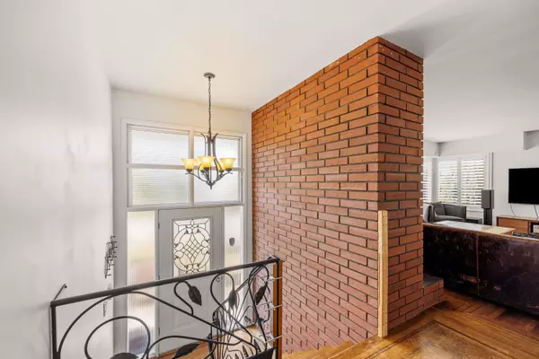 Coquitlam, BC V3J 2A6,525 Appian WAY