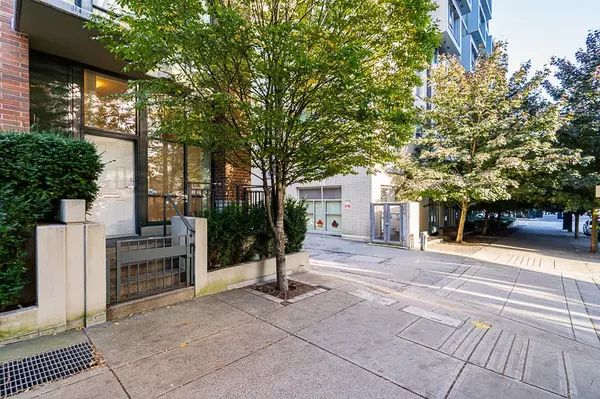 Vancouver, BC V6B 5H7,555 Helmcken ST
