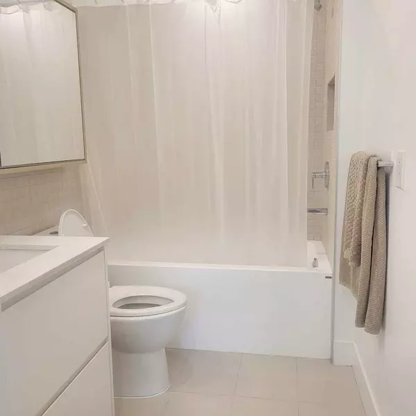 Vancouver, BC V6P 0K6,922 W 49th AVE