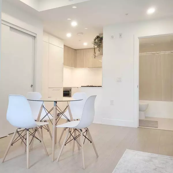 Vancouver, BC V6P 0K6,922 W 49th AVE