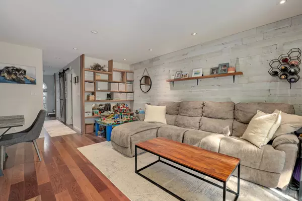 North Vancouver, BC V7P 3K5,900 W 17th ST #3