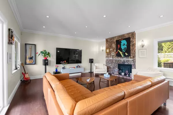 324 E 24th ST North Vancouver, BC V7L 3E8