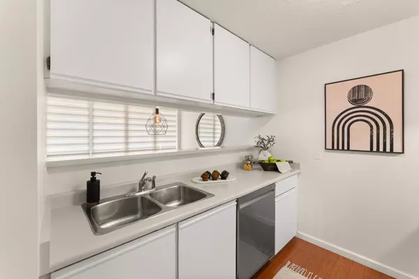 1508 Mariner WALK #210 Vancouver, BC V6J 4X9