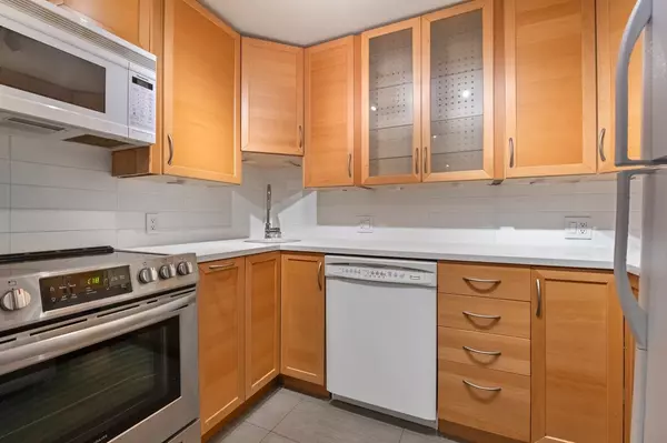 Vancouver, BC V5Z 1S1,925 W 15th AVE #104