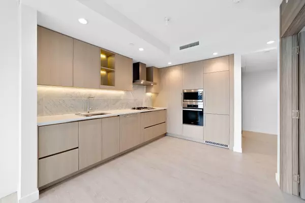 1768 Cook ST #1214 Vancouver, BC V5Y 0N3