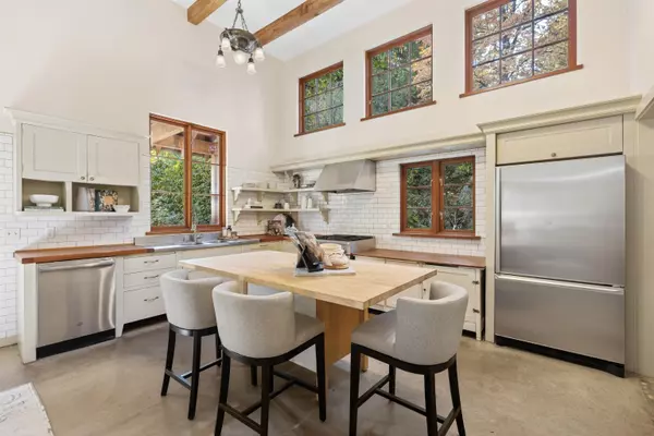 947 22nd ST West Vancouver, BC V7V 4C1