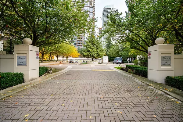 Burnaby, BC V5C 6T5,2088 Madison AVE #1406