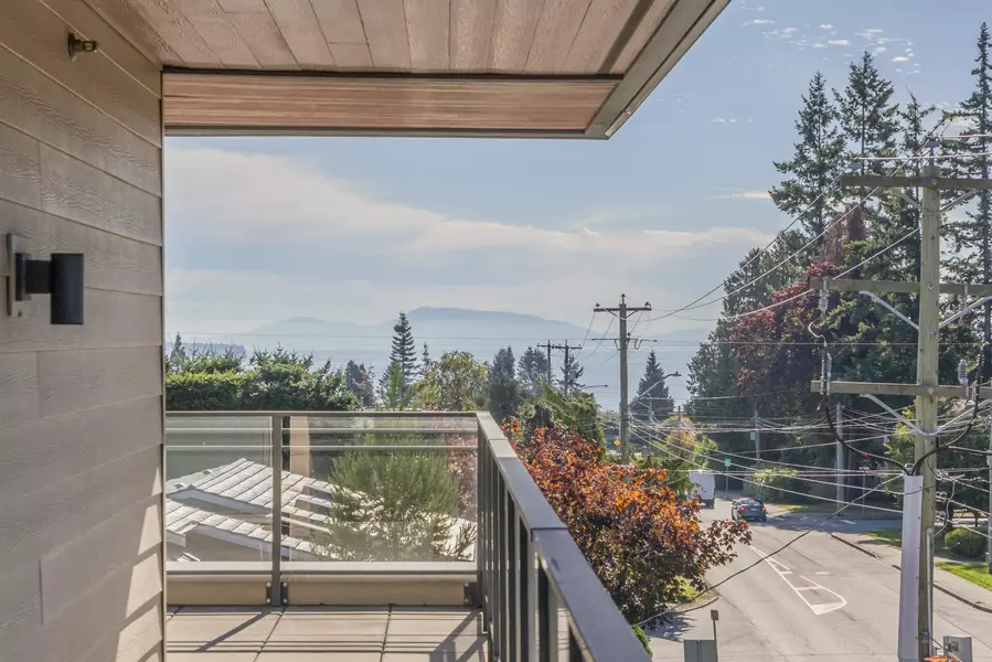 14022 North Bluff RD #312, White Rock, BC V4B 3C3