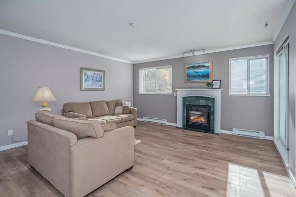Surrey, BC V3W 1B8,13733 74 AVE #203