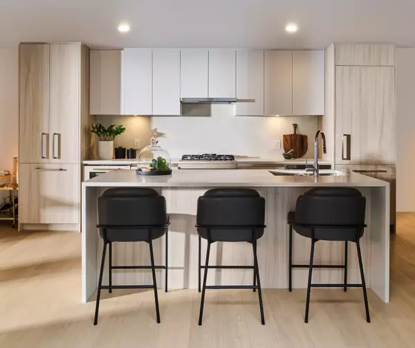 West Vancouver, BC V7T 0A1,423 6th ST #305