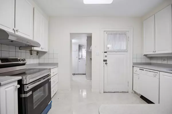 Vancouver, BC V6H 2X9,4470 Osler ST