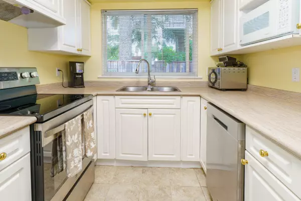 Maple Ridge, BC V2X 5J3,12070 216 ST #4