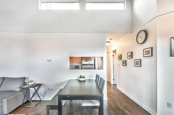 North Vancouver, BC V7M 1H8,235 W 4th ST #305