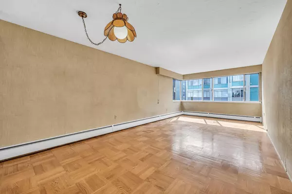 Vancouver, BC V6G 2R8,1050 Chilco ST #301