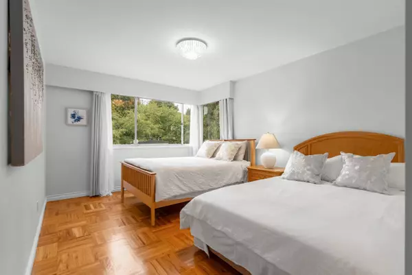 1750 Esquimalt AVE #402 West Vancouver, BC V7V 1R8