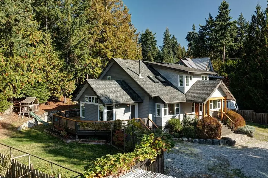8116 Southwood RD, Halfmoon Bay, BC V7Z 1A7