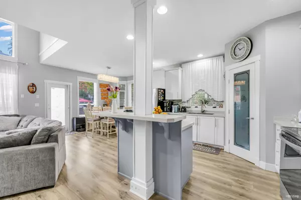 Maple Ridge, BC V2W 2C7,10322 243a ST