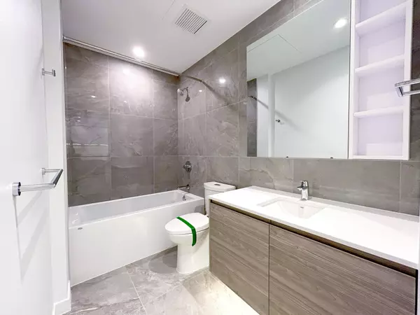 680 Quayside DR #1802 New Westminster, BC V3M 0P2