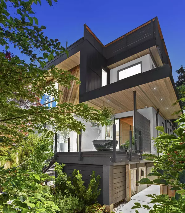 452 E 4th ST, North Vancouver, BC V7L 1J5