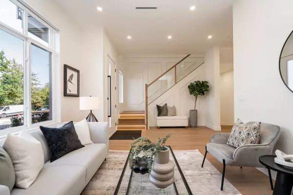 Port Moody, BC V3H 2J8,2715 Henry ST