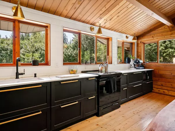 2040 Midnight WAY Squamish, BC V0N 1T0