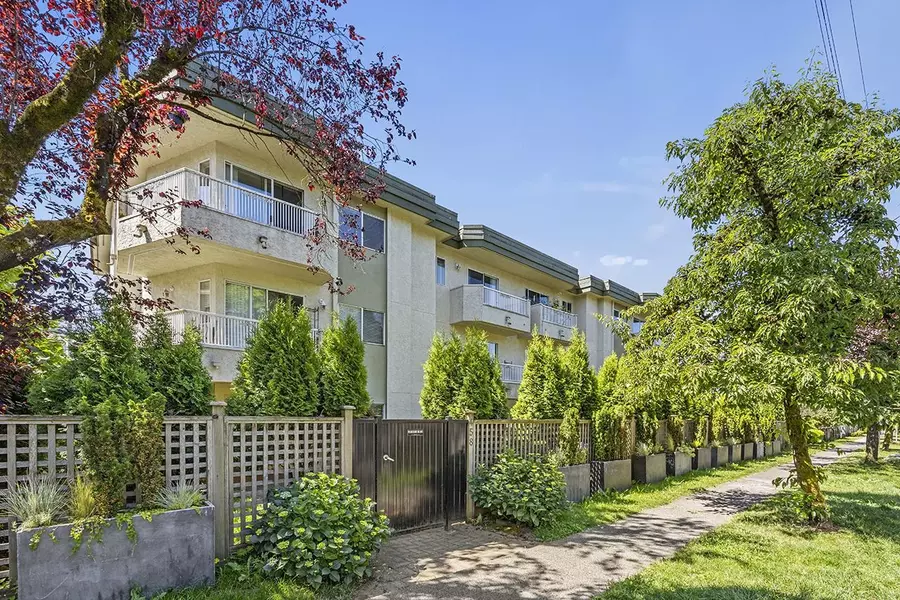 458 E 43rd AVE #302, Vancouver, BC V5W 1T4