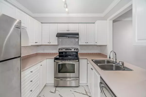 Surrey, BC V4A 4P1,2229 152nd ST #101