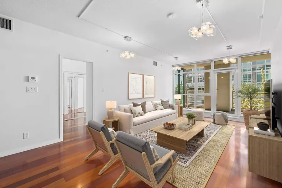 100 E Esplanade AVE #307, North Vancouver, BC V7L 4V1