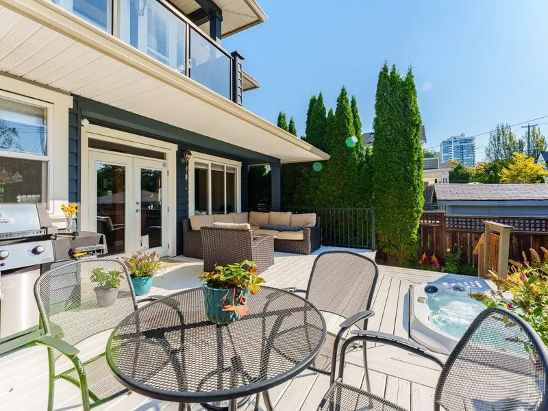 331 W 14th ST, North Vancouver, BC V7M 1P5