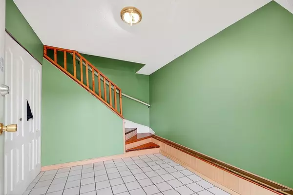 Surrey, BC V3W 7N4,7253 140a ST