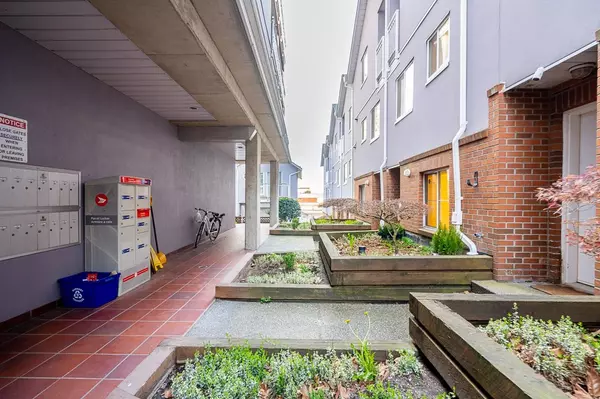 New Westminster, BC V3M 1G8,624 Agnes ST #103