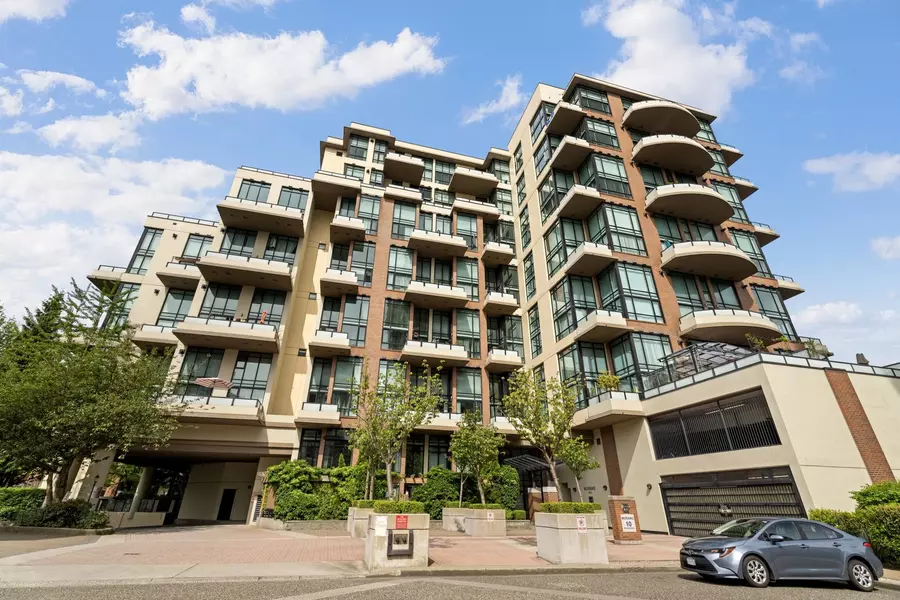 10 Renaissance SQ #325, New Westminster, BC V3M 7B1