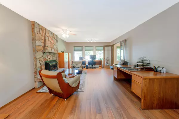 Surrey, BC V4A 7M4,1833 133a ST