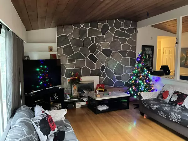 Surrey, BC V3R 2L8,13833 114 AVE